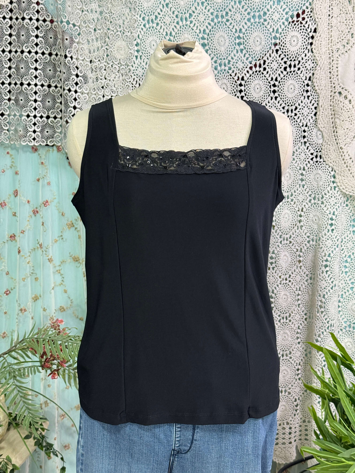 גופייה עם תחרה וחרוזים (XL)