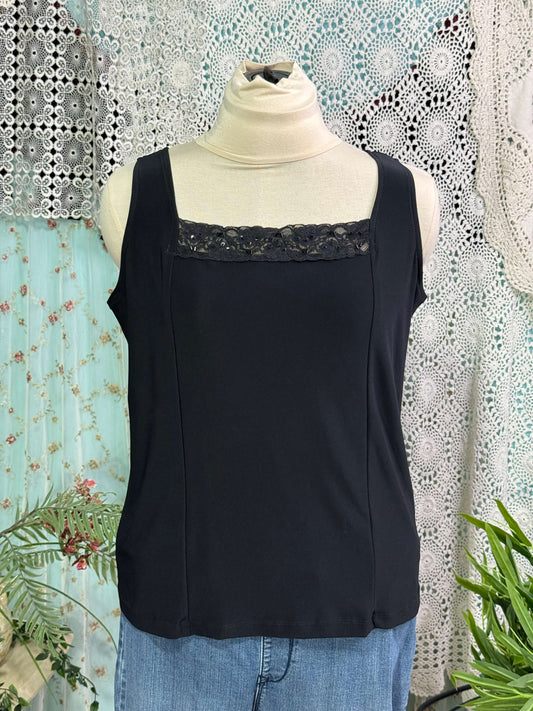 גופייה עם תחרה וחרוזים (XL)