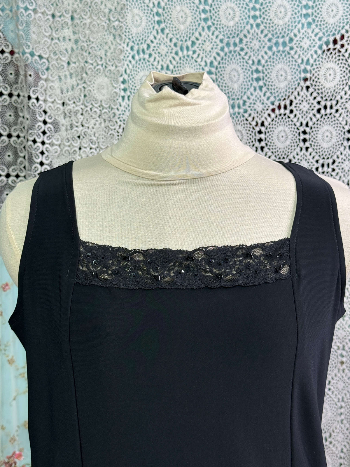 גופייה עם תחרה וחרוזים (XL)