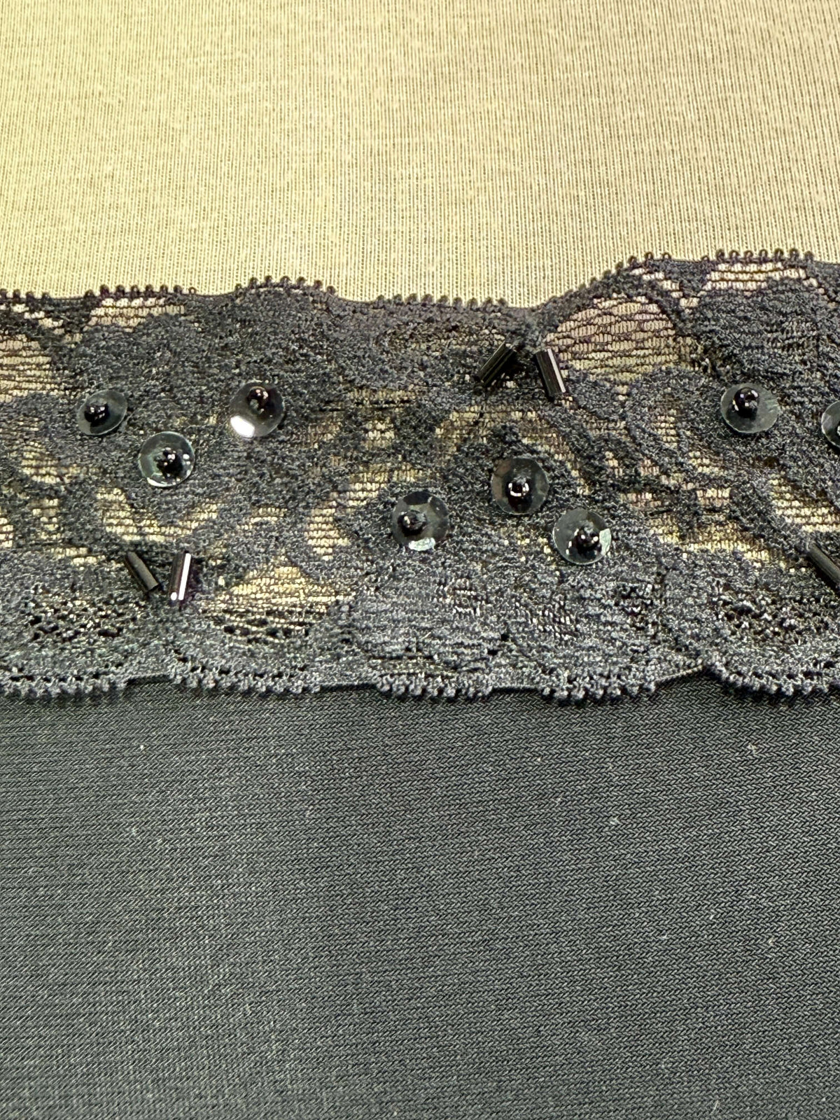גופייה עם תחרה וחרוזים (XL)