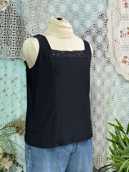 גופייה עם תחרה וחרוזים (XL)